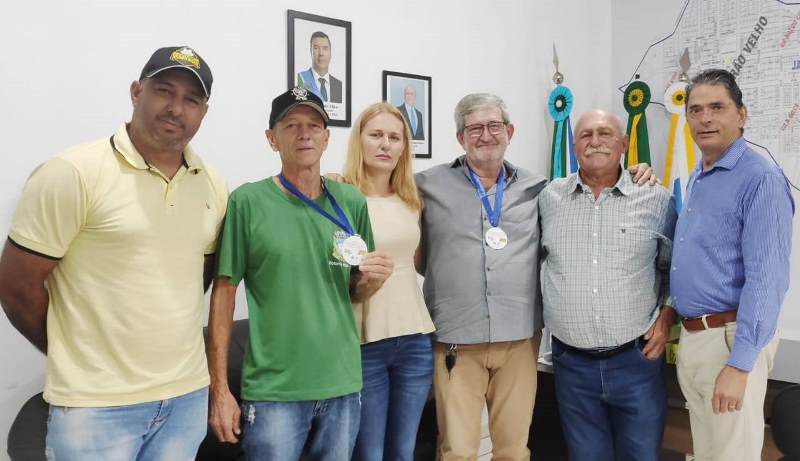 EM FIGUEIRÃO SERVIDORES SE APOSENTAM E SÃO HOMENAGEADOS PELO PREFEITO