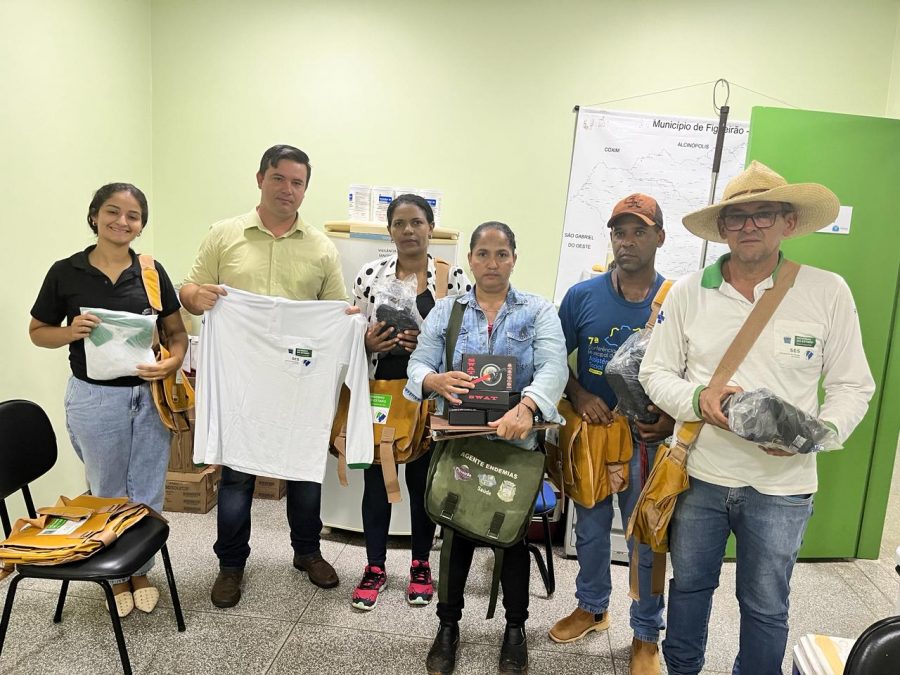 Agentes de Combate a Endemias recebem material e equipamento de trabalho