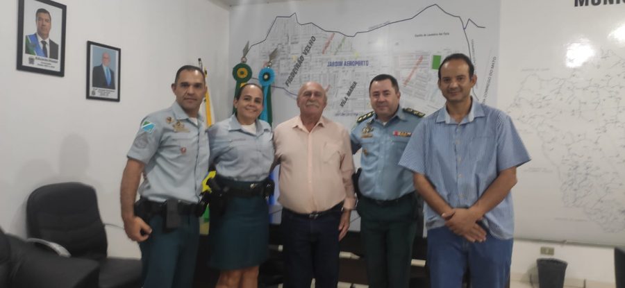Prefeito recebe visita de autoridades militares