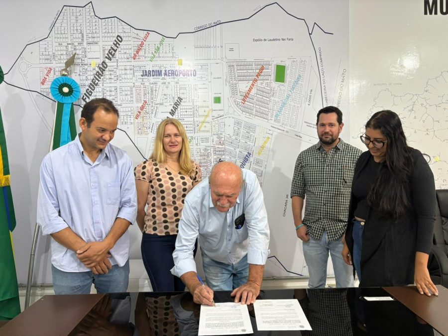 No dia do Professor, Prefeito assina ordem de serviço para obras nas escolas