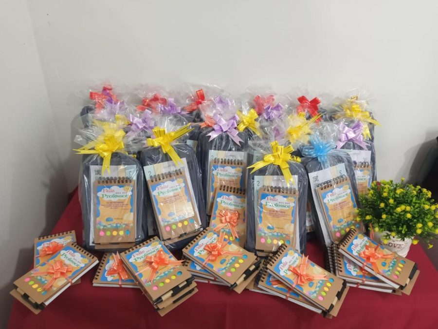 Professores da rede municipal de ensino receberam homenagem pelo Dia do Professor