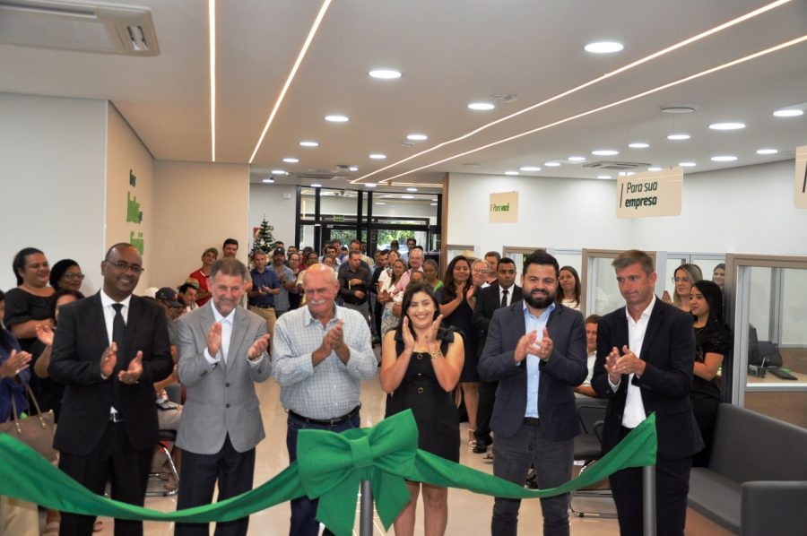 Prefeito e Vice-Prefeito participam da Inauguração do Banco Sicredi