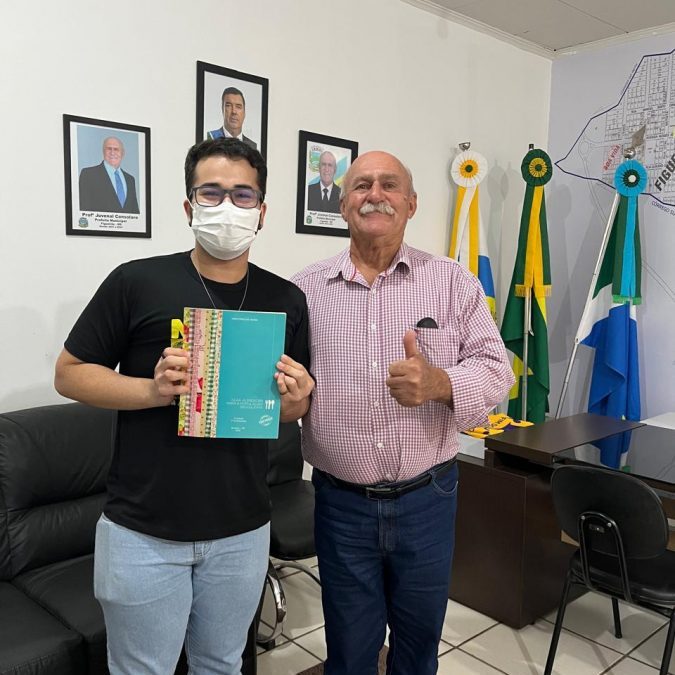 Prefeito recebe nutricionista no gabinete