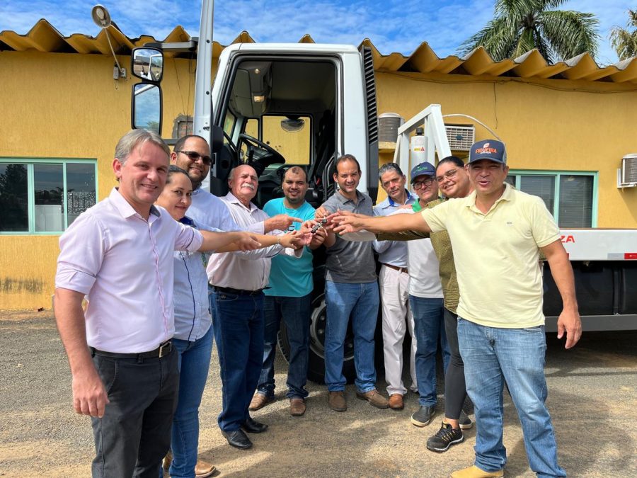 Prefeito entrega chave de um caminhão prancha para o secretário