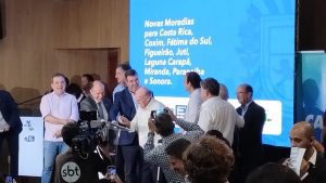 Prefeito assina contrato para construção de moradias