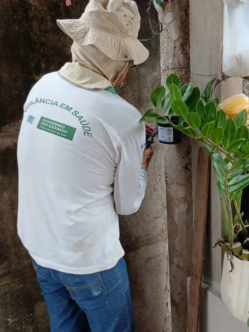 Equipe da Endemias e Vigilânica Sanitária fazem instalação das ovitrampas em pontos estratégicos da cidade